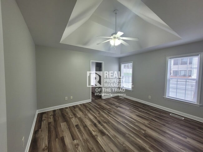 Building Photo - Newly Renovated Now Ready! One level 3BR/2...