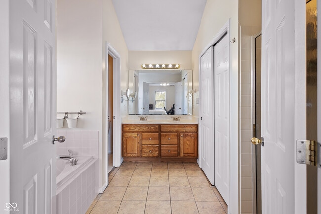 Building Photo - 7913 Meadow Bend Ln