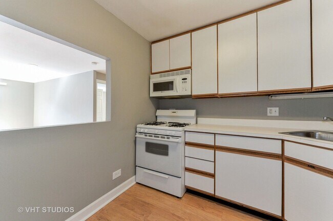 Building Photo - Spacious 2 Bed 2 Bath, East Lakeview