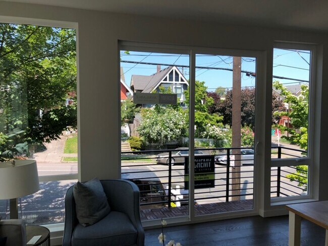 Building Photo - Gorgeous Townhome in Sunny Judkins Park-25...