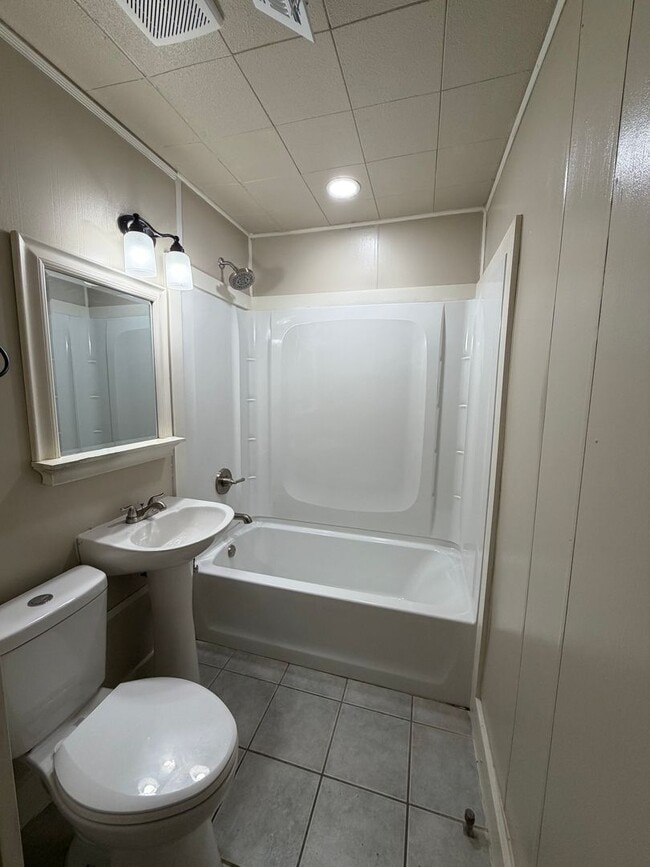 Building Photo - 3 Bedroom 1 Bath Home For Rent