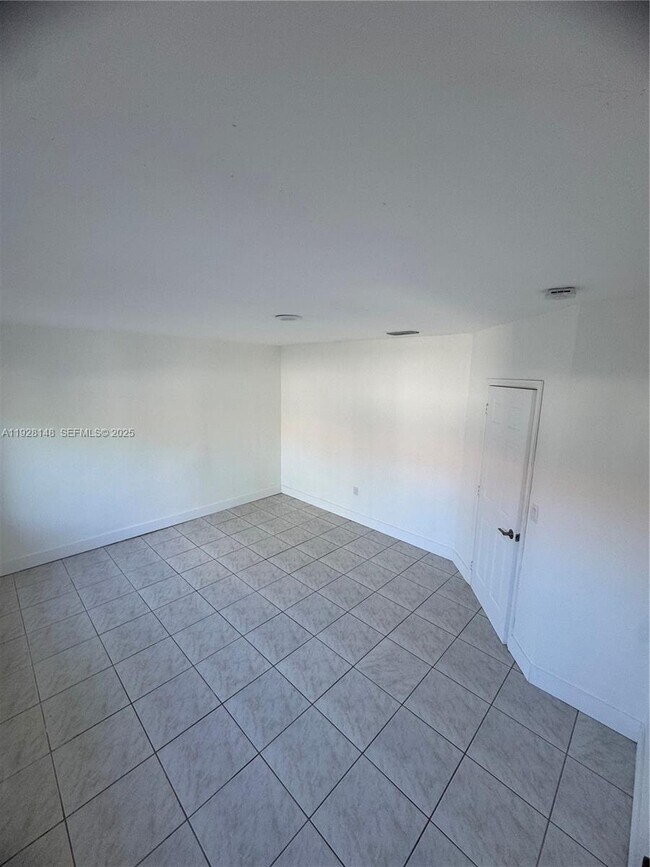 Building Photo - 3021 SW 2nd Ave