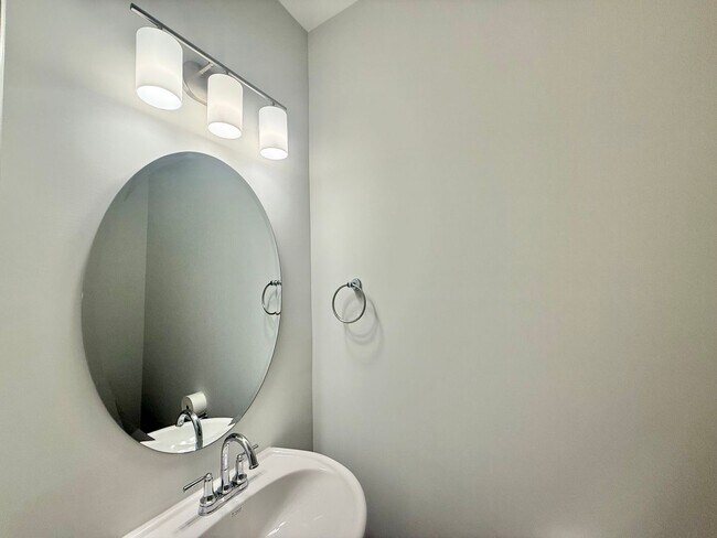 Building Photo - 443 White Oak Gdn Wy