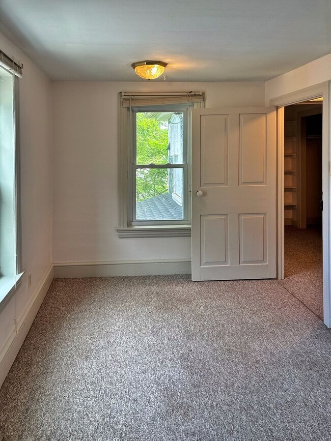 Building Photo - 3 bed 1.5 bathroom apartment in Harleysvil...