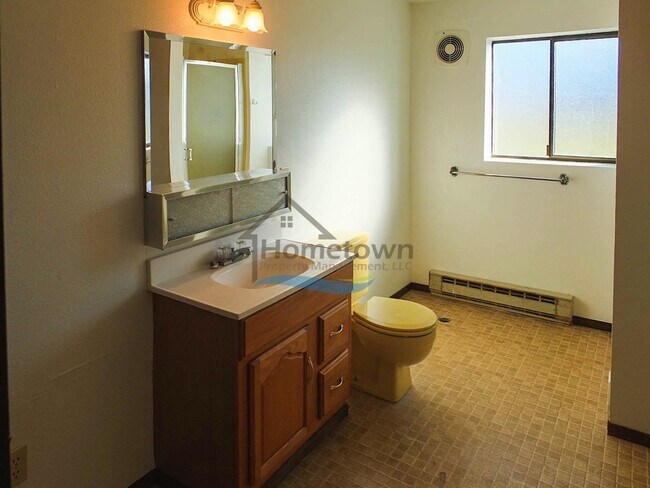 Building Photo - Spacious 4 Bedroom Home with Fenced Backyard & Garage