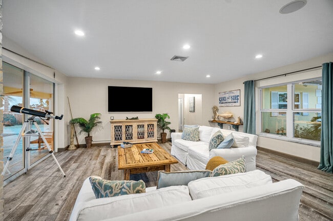 Building Photo - 844 East Dr