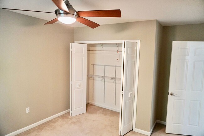 Building Photo - Lovely and Spacious 3 Bedroom 2.5 Bathroom...