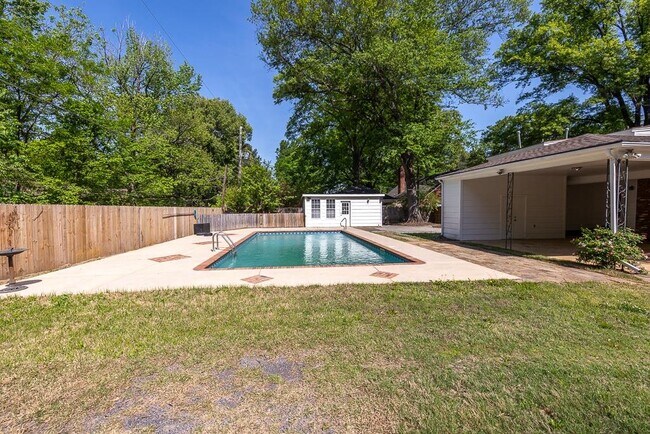 Building Photo - 1539 Brookside Dr