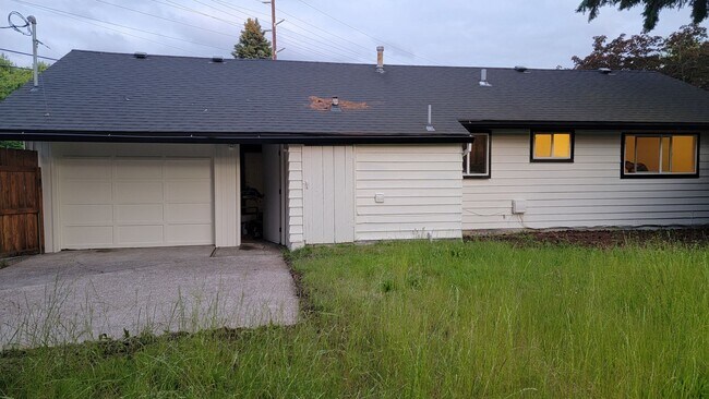 Building Photo - Freshly renovated, bright, and spacious, o...