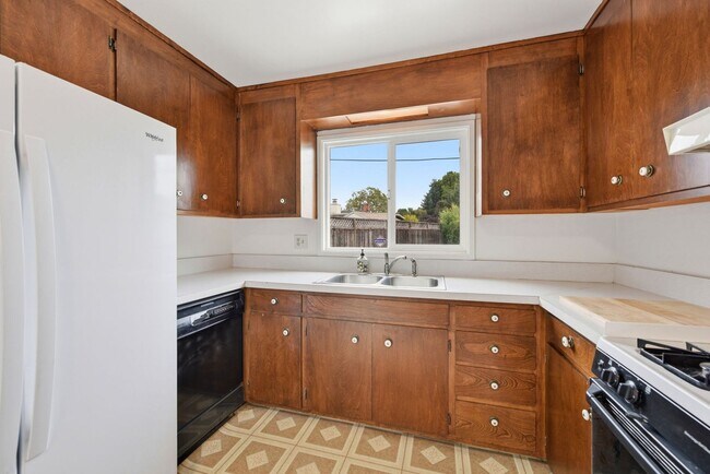 Building Photo - Charming single level family home located in sought after San Lorenzo Village.
