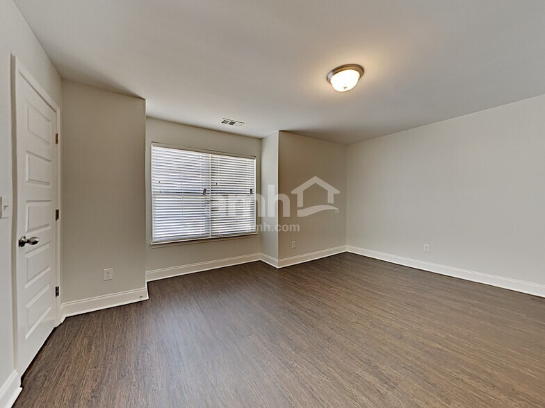 Building Photo - 5512 Central Grove Sq