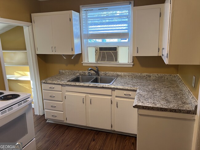 Building Photo - 2011 Albany St