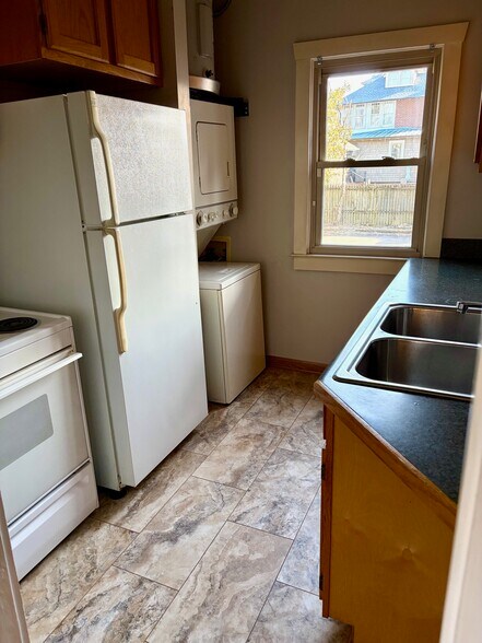 Building Photo - 125 E 39th St