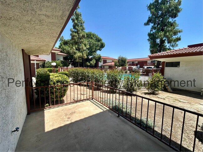 Building Photo - Dreamy 3 Bed/2 Bath Condo in SE Bakersfiel...