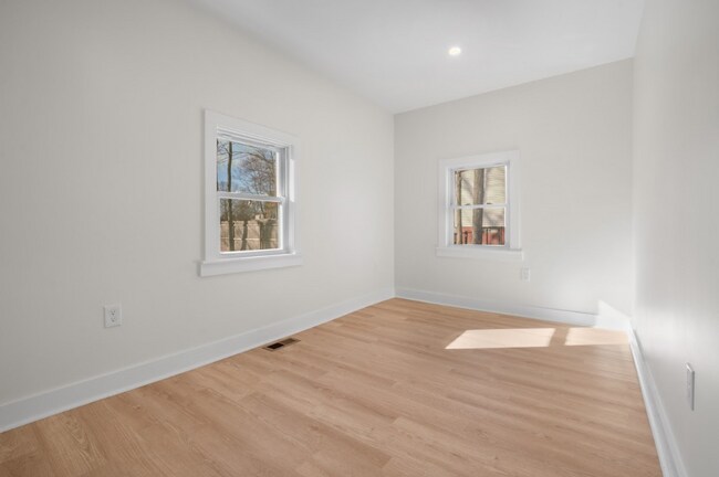 Building Photo - 17 Bridge St