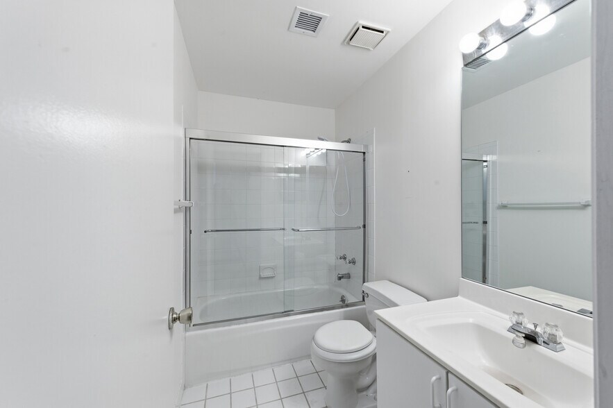 Building Photo - 763 Spring Lake Dr