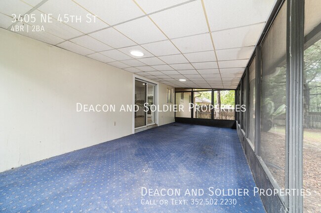 Building Photo - 3405 NE 45th St