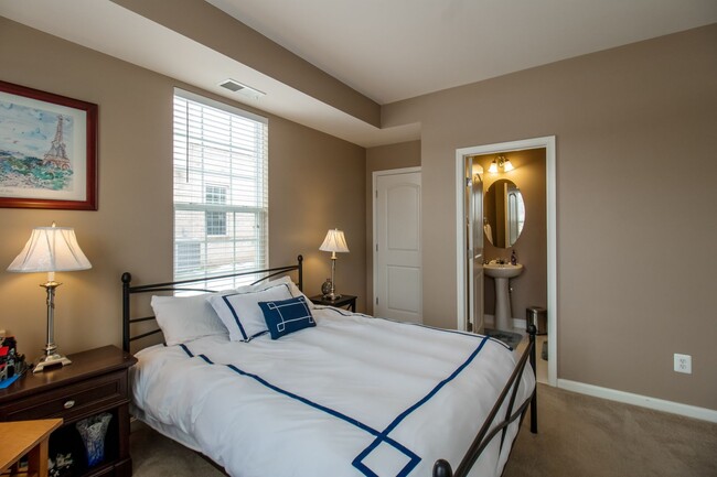 Building Photo - Beautiful 4-Bed, 3.5-Bath End Unit Townhom...