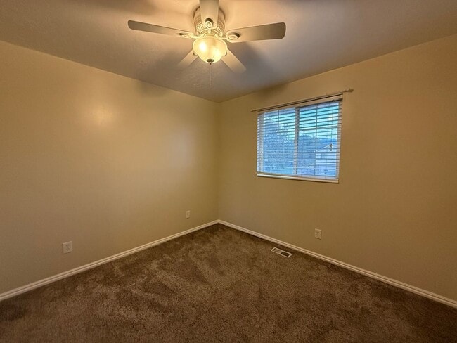 Building Photo - Spacious 5-Bedroom Home in Clinton!