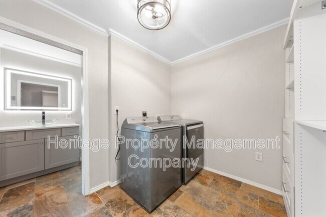 Building Photo - 640 Crest Ln