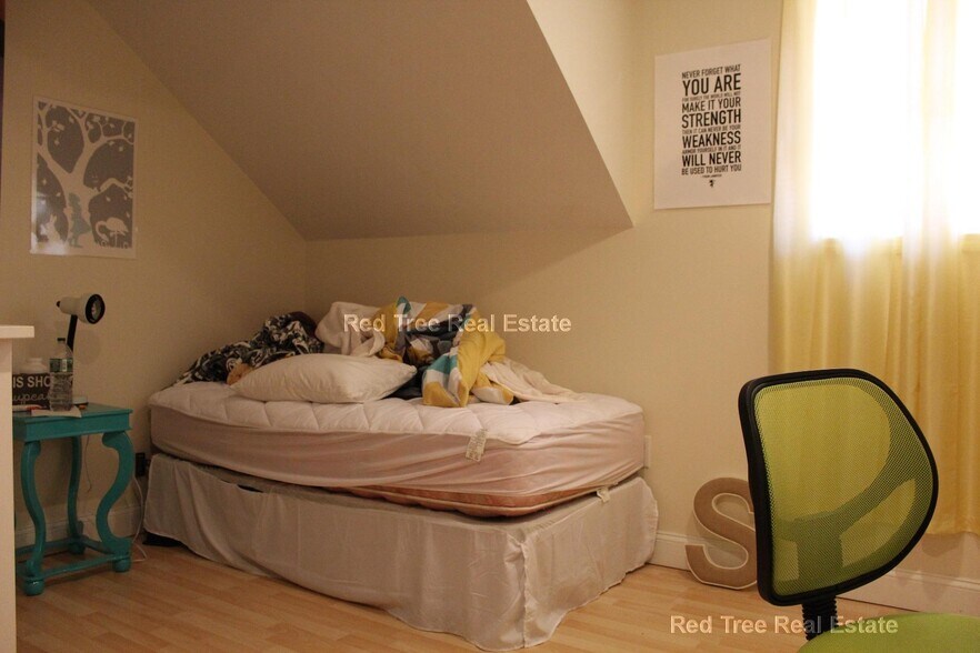 Building Photo - 10 Strathmore Rd