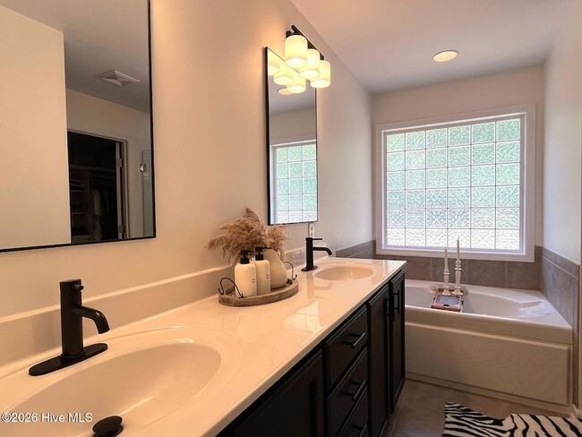 Building Photo - 561 Thorncliff Dr