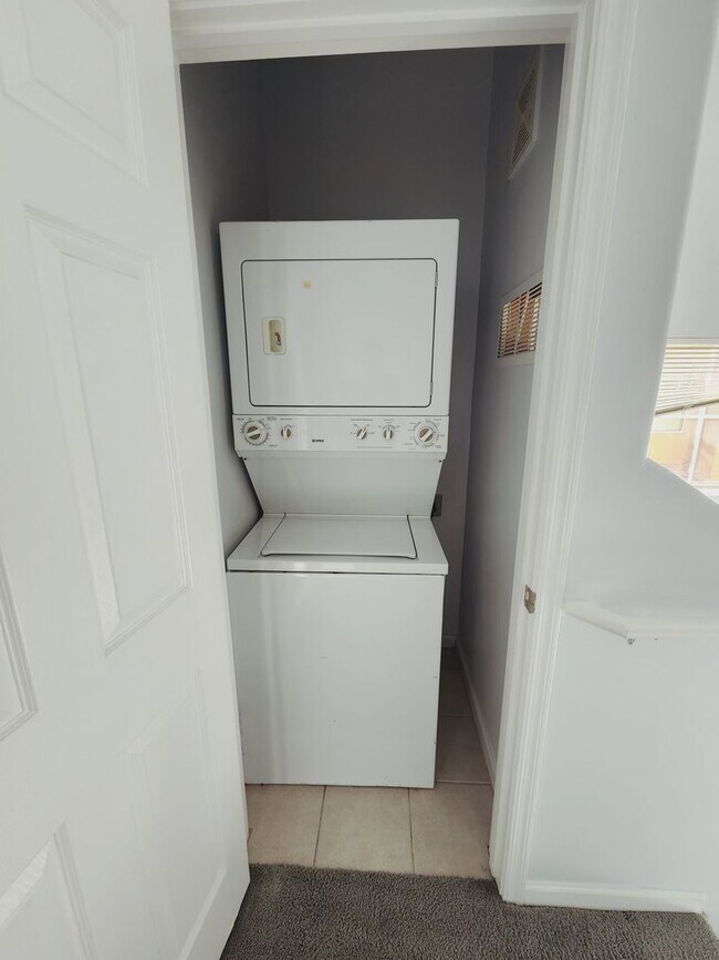 Building Photo - Lovely Parkside Townhome!