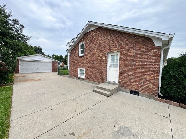 Building Photo - Spacious 4 Bedroom in Fern Creek