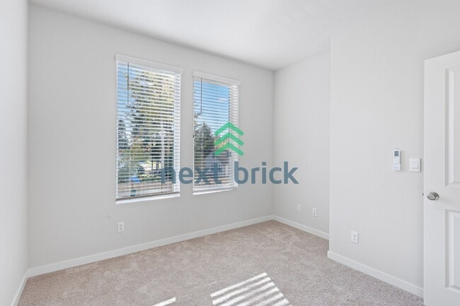 Building Photo - "Spacious 3-Bedroom Luxury Townhouse in Everett with 3 Full Baths"