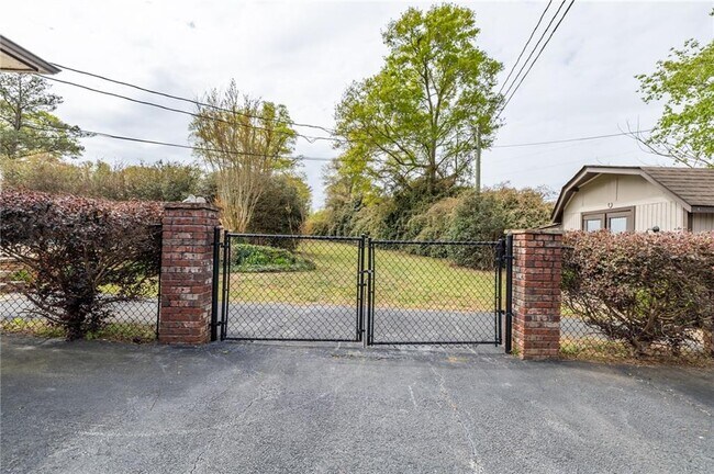 Building Photo - 318 Tyrone Rd