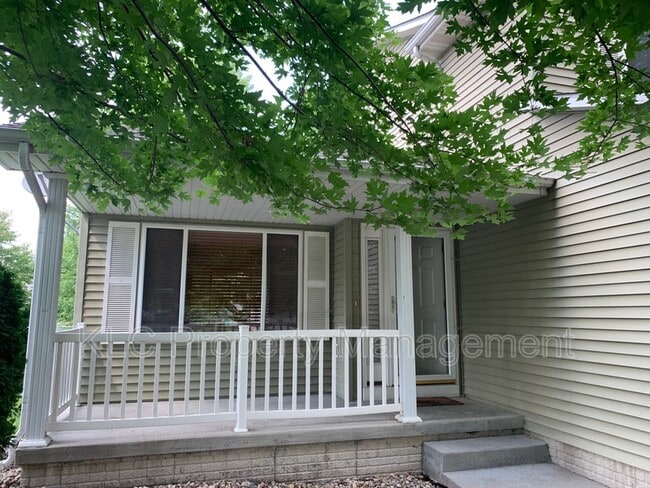 Building Photo - 402 SE Orchid St