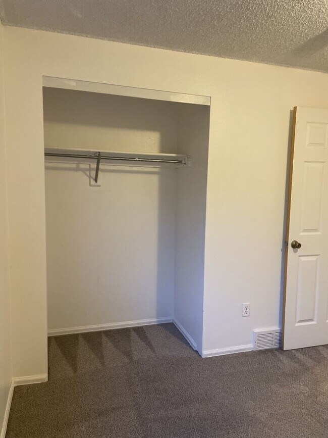 Building Photo - Start a Lease by 4/17 and get $250 off 1st Month!