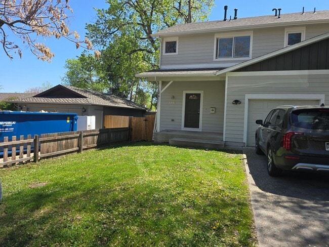 Building Photo - Three-bedroom condo in Denver boasts a lar...