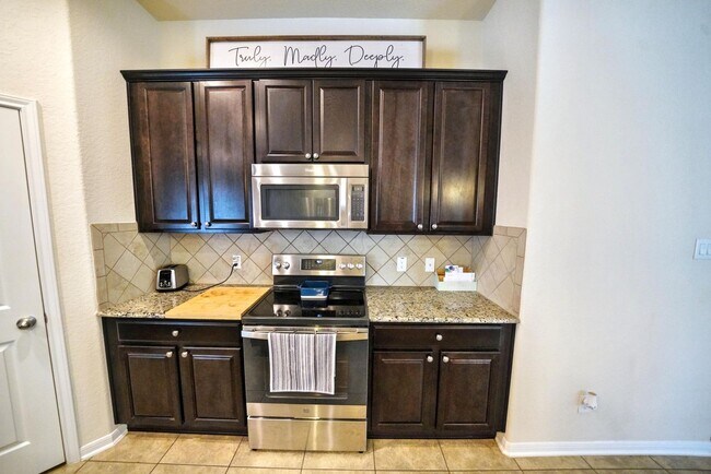 Building Photo - Stunning 3-Bedroom Home with Office in Charleston Parke, Cibolo - Realtor Commission offered: $500