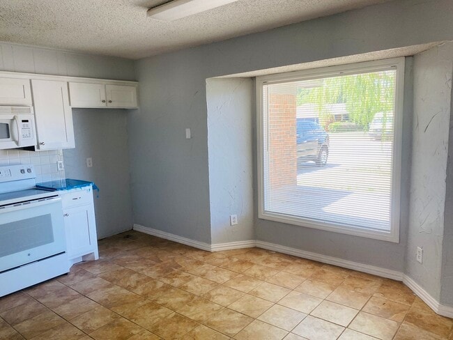 Building Photo - 3 bed 2 bathroom with Fireplace!