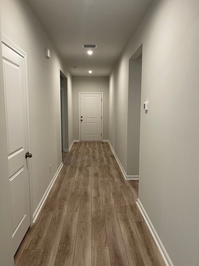 Building Photo - 4 bed 2 bath home in Heartwood!