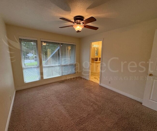 Building Photo - Three Bedroom Townhome Near Country Club G...