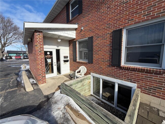 Building Photo - 706 1st St S