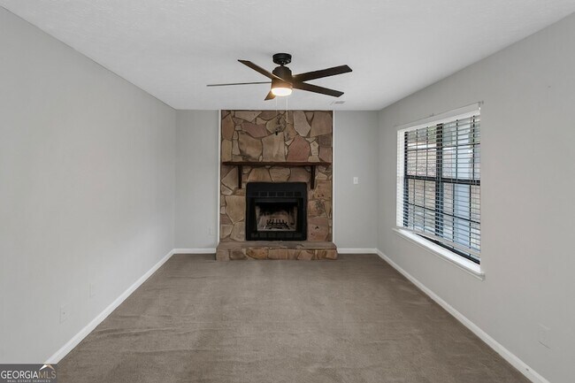 Building Photo - 321 Summerwood Ln