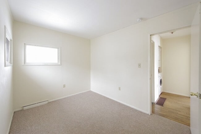 Building Photo - Crestmont Avenue House!