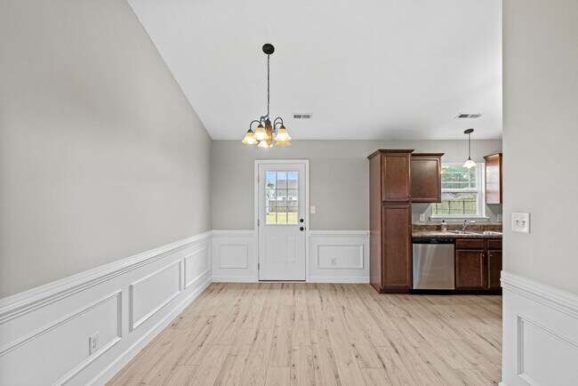 Building Photo - Bridgeport Home with Community Pool!