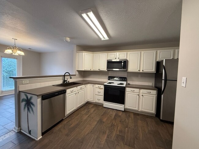 Building Photo - 568 Wellington Gardens Dr