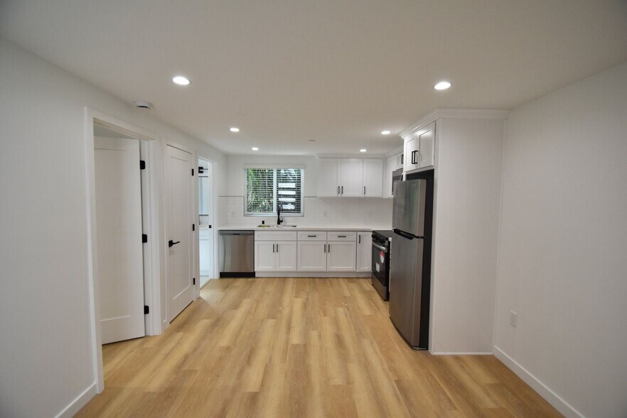 Building Photo - 14830 Dickens St