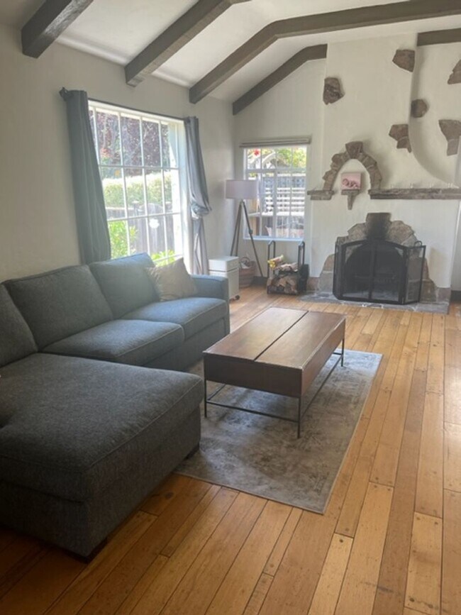 Building Photo - Beautiful, Spacious Rockridge Home!