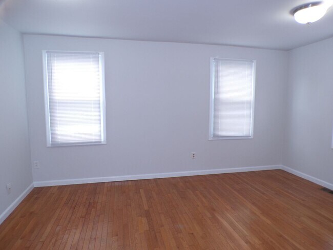 Building Photo - 3 BDRM, 2 BA Rambler w/ Basement - Great l...