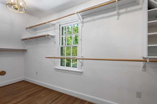 Building Photo - 9900 Kingsbridge Rd