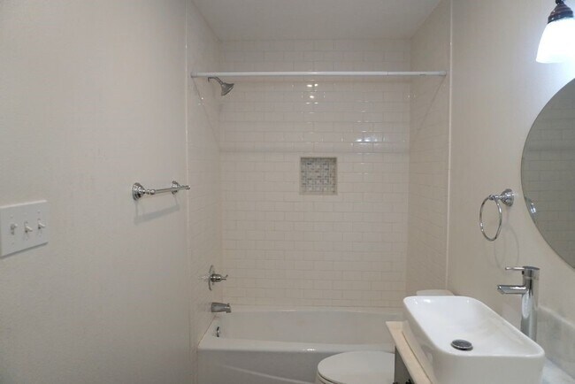 Building Photo - 210 Baber St