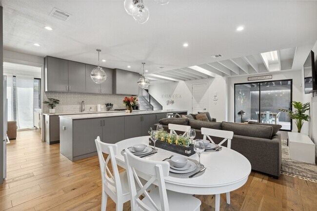 Building Photo - 4305 Roseland Ave