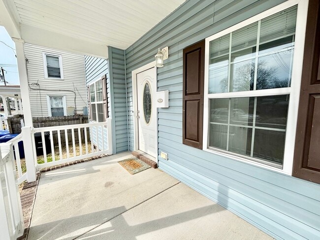 Building Photo - Gorgeous Open Concept 4 Bedroom Home in Portsmouth!