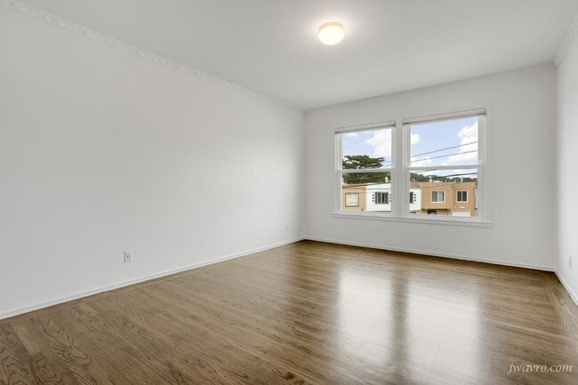 Building Photo - 2 Lapham Way